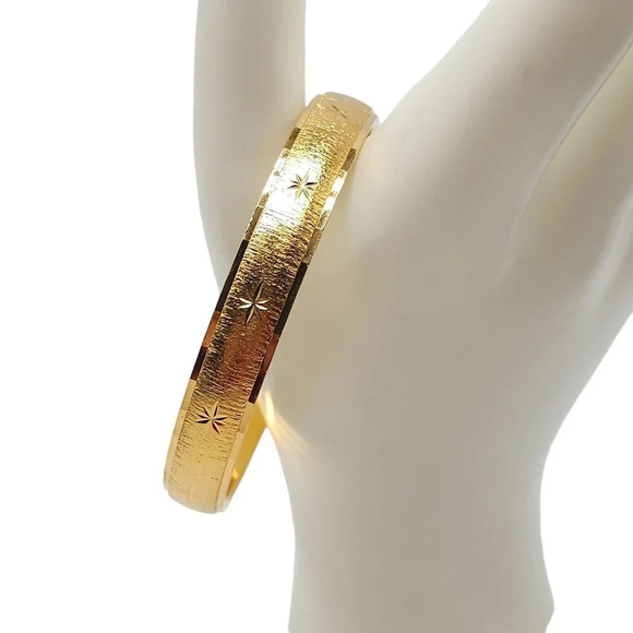 Monet Textured Star Gold Tone Vintage Bangle Bracelet Size Medium - Picture 1 of 5